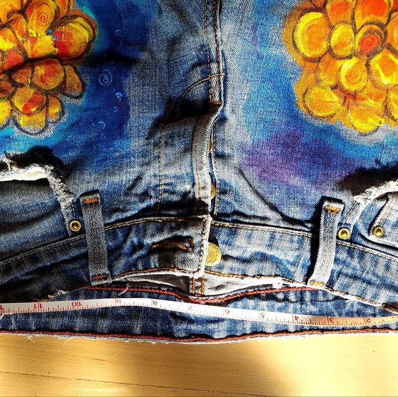 Hand painted vintage Levi Strauss Jean shorts - Picture 8 of 8
